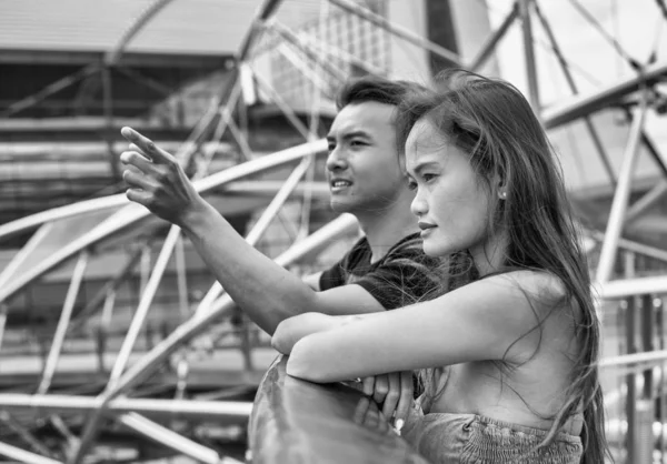 Young Asian Man Showing City Her Woman Love Tourism Concept — Stock Photo, Image