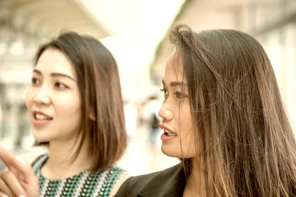 Két Női Barát Ellátogat Bevásárlóközpontba — Stock Fotó