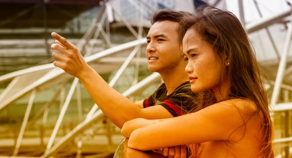 Junger Asiatischer Mann Zeigt Der Frau Die Stadt Liebe Und — Stockfoto
