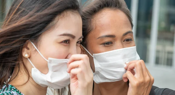 Twee Aziatische Vriendinnen Die Door Stad Lopen Met Maskers Verontreinigingswaarschuwingsconcept — Stockfoto