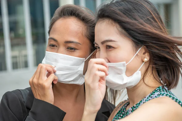 Two Asian Female Friends Walking City Wearing Masks Pollution Alert — Stock Photo, Image