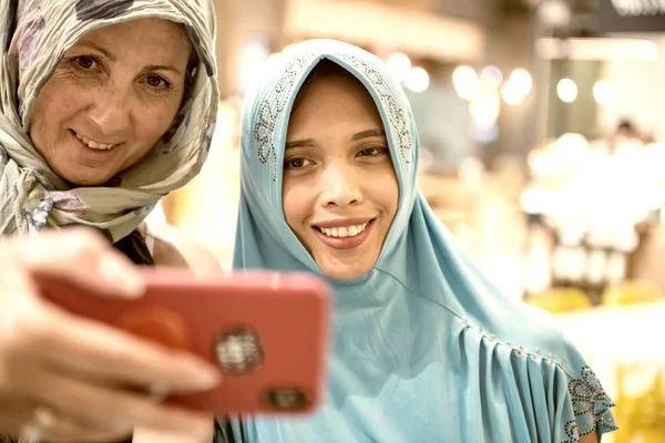 Muslim Women Wearing Hijab Smiling Taking Selfies City Mall — Stock Photo, Image