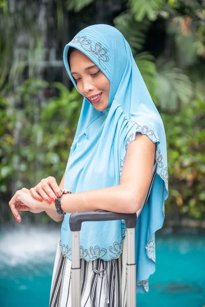 Muslim Wanita Dengan Hijab Tersenyum Menunggu Seseorang Luar Ruangan — Stok Foto