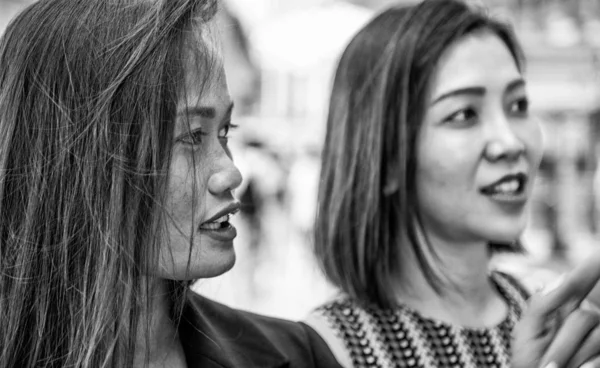 Dos Amigas Visitando Centro Comercial Para Compras — Foto de Stock