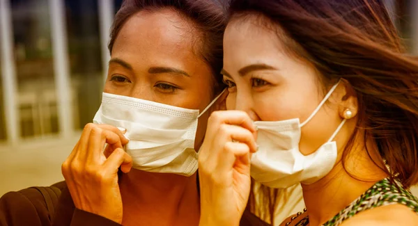 Две Азиатские Подруги Гуляют Городу Масках Концепция Предупреждения Загрязнении — стоковое фото