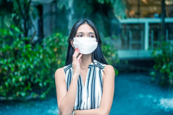 Aziatisch jong vrouw dragen mond masker voor vervuiling bescherming — Stockfoto