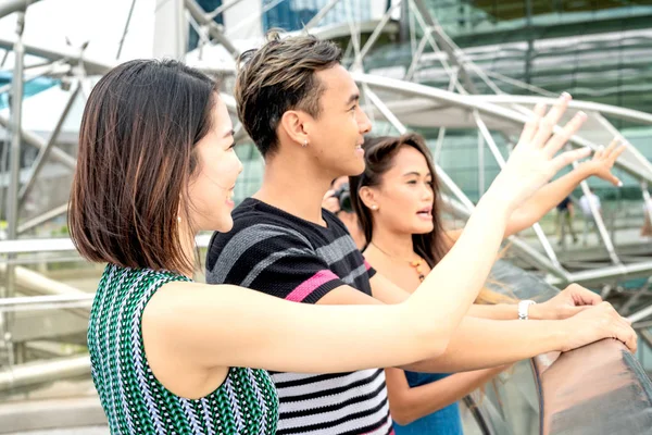 Trzech młodych azjatyckich przyjaciół cieszących się widokiem na miasto — Zdjęcie stockowe