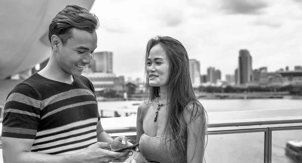 Jovem casal asiático fazendo conhecimento relaxante ao longo da cidade um — Fotografia de Stock