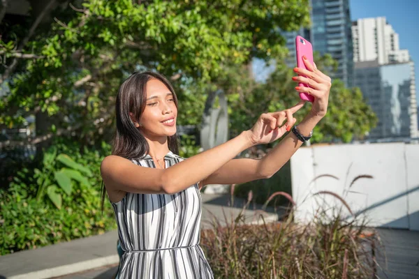 Ásia mulher chupando selfies visitar o cidade — Fotografia de Stock