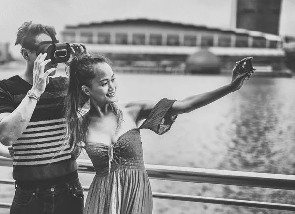 Asian couple outdoor wearing vr glasses and taking selfies. Happ — Stock Photo, Image