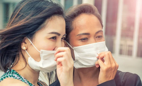 Dvě Asijské Kamarádky Procházející Městě Maskách Koncept Upozornění Znečištění — Stock fotografie