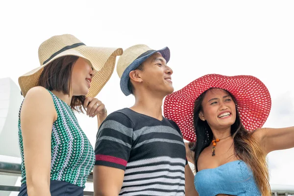 Drei junge asiatische Freunde genießen die Stadt. Outdoor und Urlaub — Stockfoto