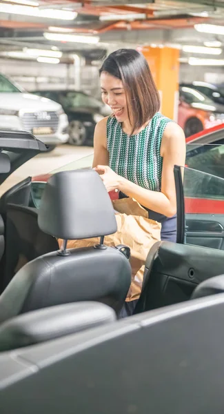 Szczęśliwa Azjatycka Kobieta Uśmiecha Się Zakupie Jej Nowy Samochód Sportowy — Zdjęcie stockowe