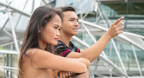 年轻的亚洲男人带她的女人参观城市 爱情和旅游概念 — 图库照片
