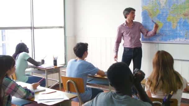 Material Archivo Del Profesor Que Estudia Geografía Con Estudiantes Secundaria — Vídeos de Stock