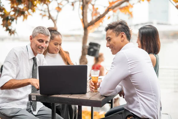 Boss His Employees Outdoor Explaining Business Concepts — Stock Photo, Image