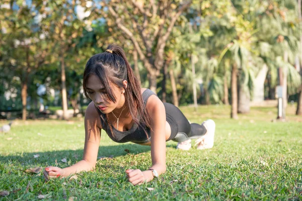 Güzel Asyalı genç kadın muhbirde abdominal egzersizleri yapıyor. — Stok fotoğraf