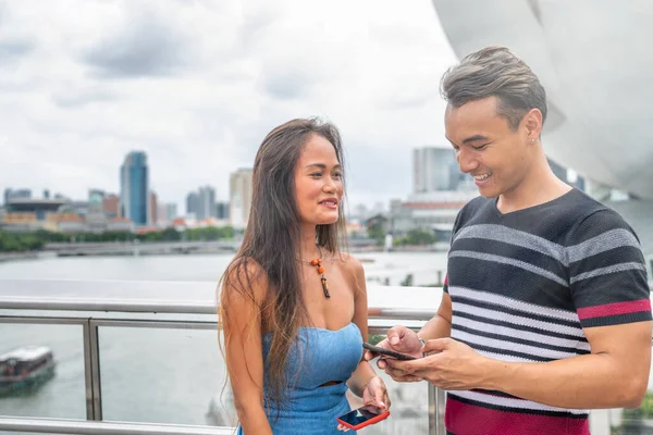 Jovem casal asiático fazendo conhecimento relaxante ao longo da cidade um — Fotografia de Stock