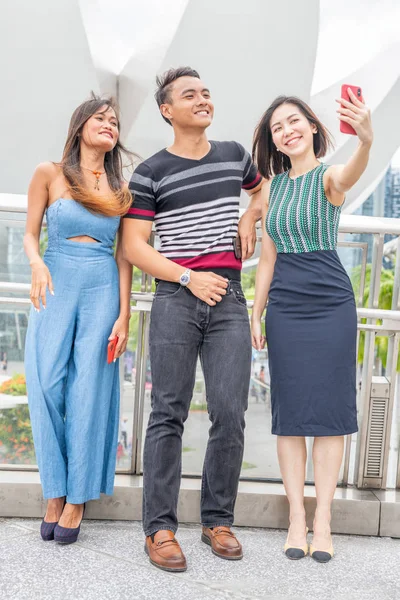 Três Mestiços Amigos Caminhando Pela Cidade Tirando Selfies Conceito Turismo — Fotografia de Stock