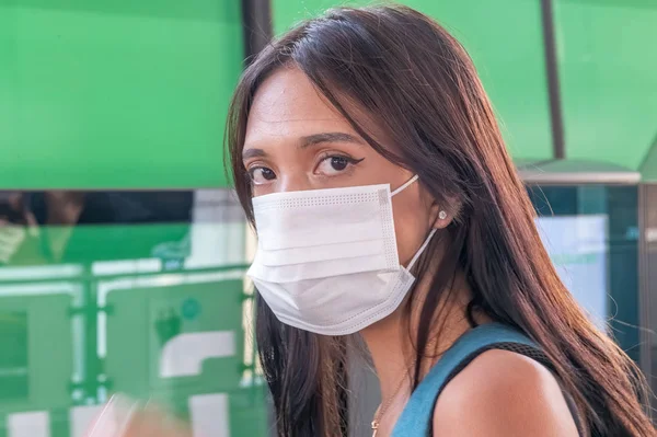 Bella asiatica giovane donna che indossa maschera bocca in attesa per il — Foto Stock