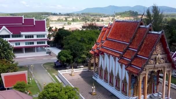 Phuket Teki Wat Choeng Thale Tapınağının Hava Görüntüleri — Stok video