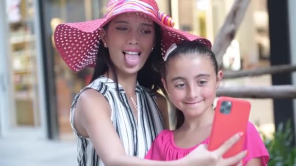 Giovani Belle Donne Con Sua Figlia Città — Video Stock