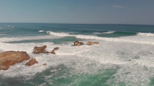 Szenische Aufnahmen Der Wunderschönen Küste Mit Felsen — Stockvideo
