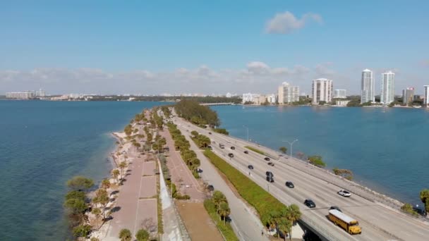 Festői Felvétel Gyönyörű Tengerparton Miami Rickenbacker Downtown — Stock videók