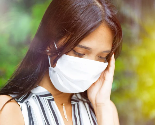 Worried asian girl wearing air mask protecting healthcare from d — Stock Photo, Image