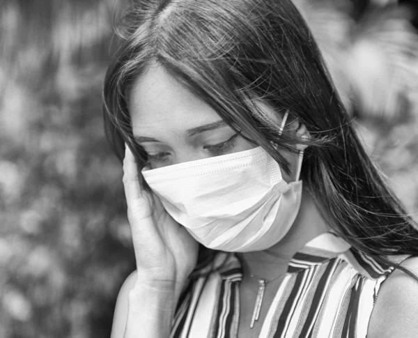 Worried asian girl wearing air mask protecting healthcare from d — Stock Photo, Image