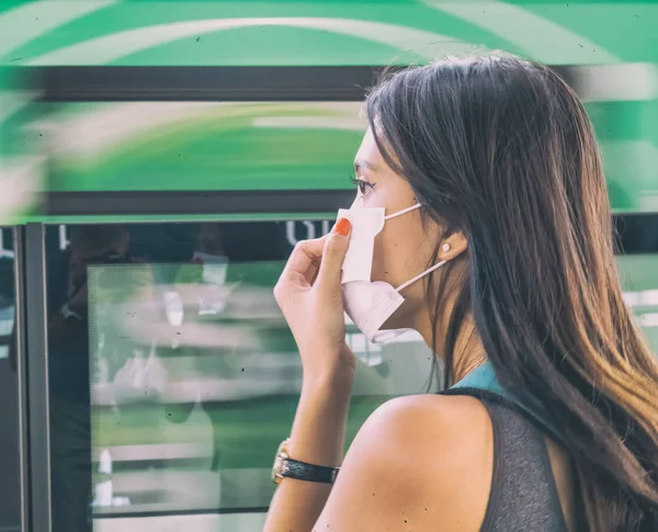 Ázsiai nő várja metró vonat a metró állomáson. Légmaszk — Stock Fotó
