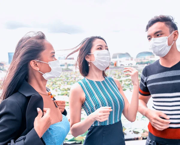 Группа из трех молодых азиатов в масках на открытом воздухе. Air mas — стоковое фото