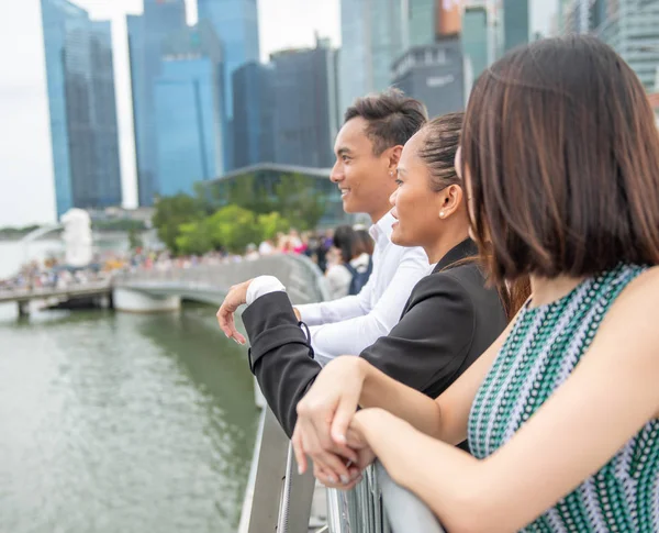 Grupo de tres amigos asiáticos disfrutan de la visita de una gran metrópoli — Foto de Stock