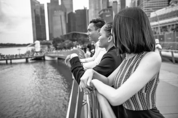 Groep van drie Aziatische vrienden genieten van het bezoek van een grote metropolit — Stockfoto