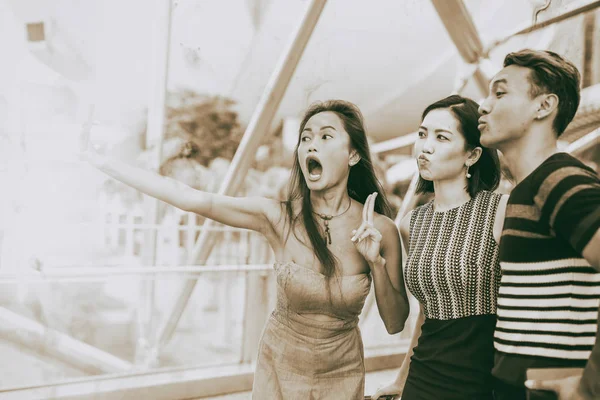 Three asian friends taking selfies outdoor. Friendship and holid — Stock Photo, Image