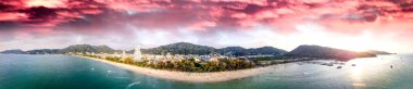 Phuket, Tayland 'ın havadan görünüşü. Patong Sahili, gün batımında.