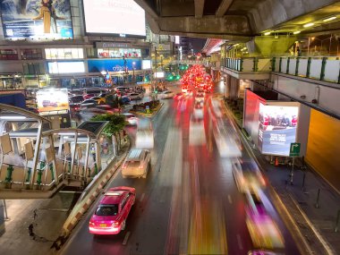 BANGKOK - 6 HAZİRAN 2020: Ana şehir yolunda gece trafiği, 