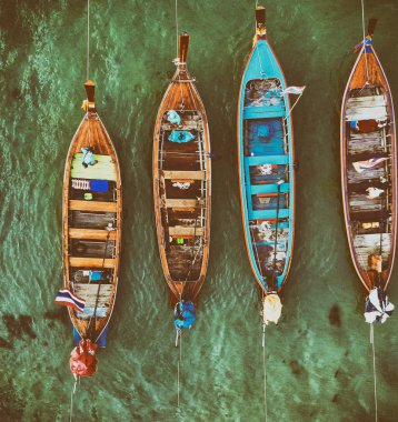 Tayland 'ın ahşap uzun kuyruklu tekneleri. dr 'nin yukarıdaki hava görüntüsü