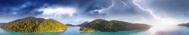 Fırtına sırasında Surin Adaları. Elektrikten panoramik hava görüntüsü
