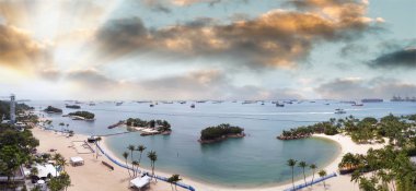 Siloso Sahili ve Sentosa Adası 'nın güneşli panoramik manzarası