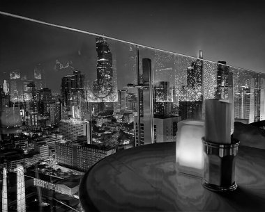 Şehrin muhteşem manzaralı çatısı var. Tatil, seyahat ve kavga