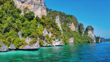 Phi Phi Don 'un güzel kıyıları güneşli bir günde, Tayland