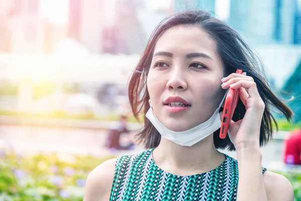 Jonge Aziatische Vrouw Met Mobiele Telefoon Vervuiling Luchtmasker Beschermen Tegen — Stockfoto