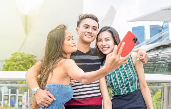 Três amigos asiáticos que tomam selfies ao ar livre. Amizade e holid — Fotografia de Stock