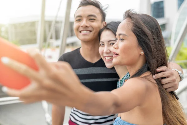 Três amigos asiáticos que tomam selfies ao ar livre. Amizade e holid — Fotografia de Stock