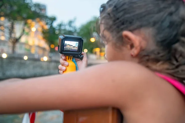 Fiatal Lány Fotózza Várost Alkonyatkor Egy Akciókamerával Turizmus Családi Koncepció — Stock Fotó