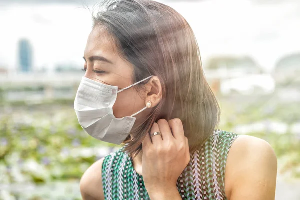 Молодая Женщина Маске Против Загрязнения Рта Открытом Воздухе Красивом Городе — стоковое фото