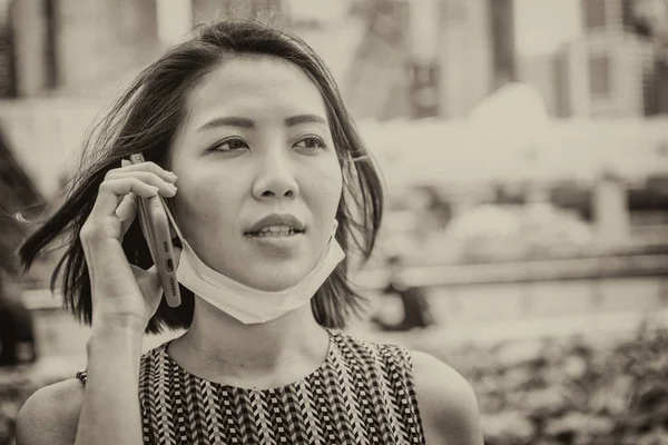 Young Asian Woman Mobile Phone Pollution Air Mask Protecting Diseases — Stock Photo, Image