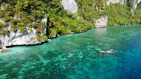 Hermosa costa de Phi Phi Don en un día soleado, Tailandia. — Foto de Stock