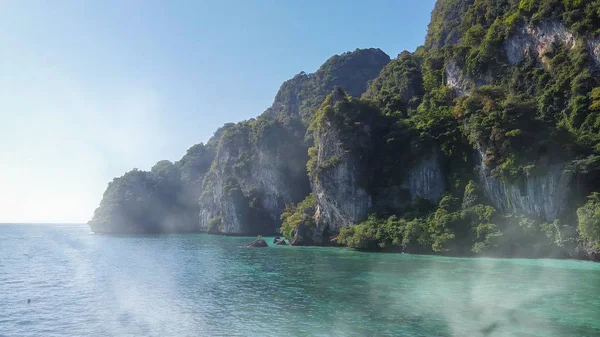 在一个阳光灿烂的日子里，泰国菲菲顿岛美丽的海岸 — 图库照片